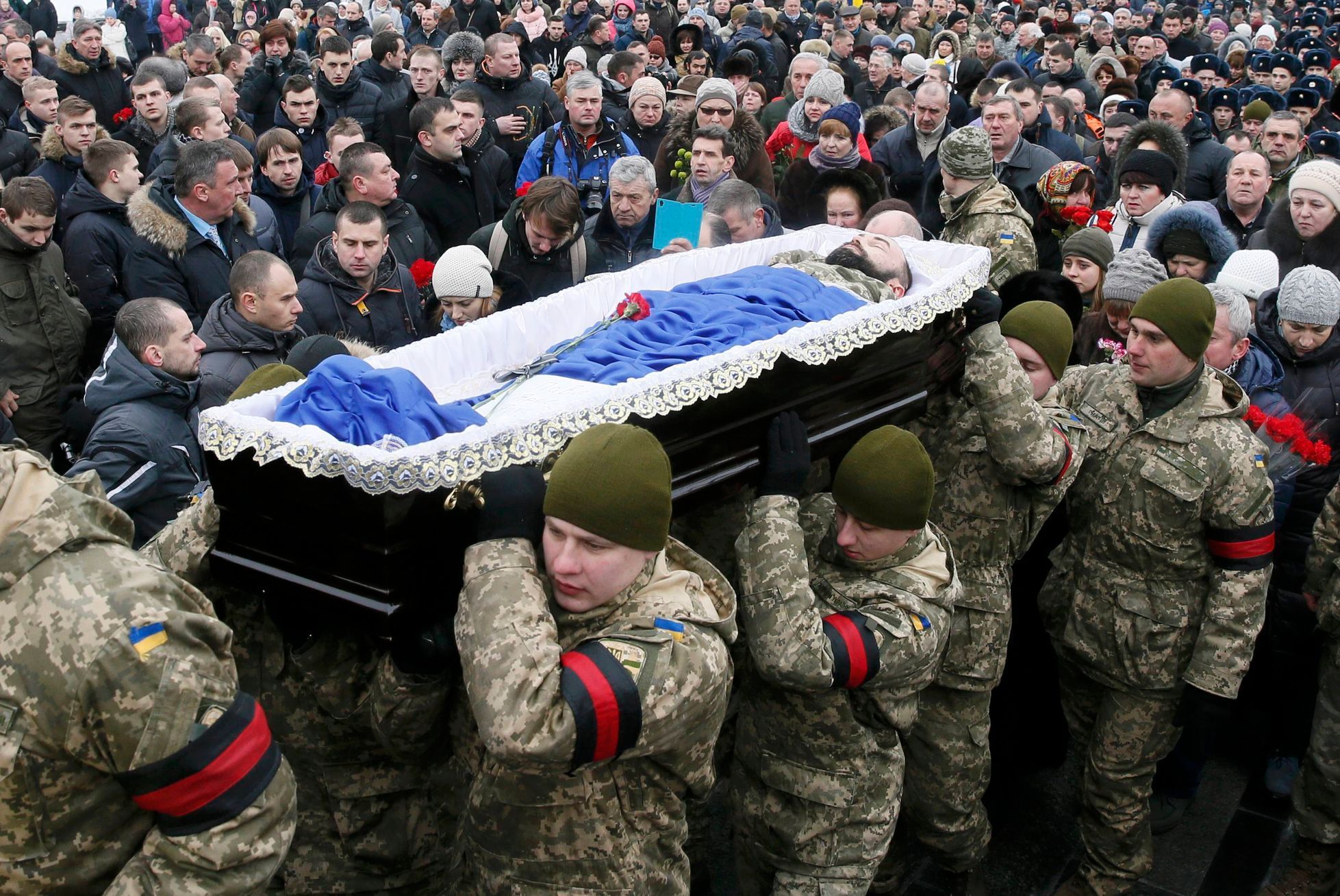 Pohřeb ukrajinských vojáků, padlých v Avdějevce.