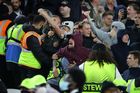 Pokuta a zákaz pro fanoušky. UEFA potrestala West Ham za nepokoje v Genku
