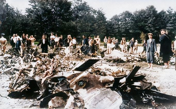 Vrak německého letadla sestřeleného v předměstí Varšavy, 15. září 1939. Lidé si prohlížejí trosky bombardéru, který útočil na město. Kolorovaný snímek