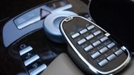 Telefon je ukrytý v krásném pouzdře
