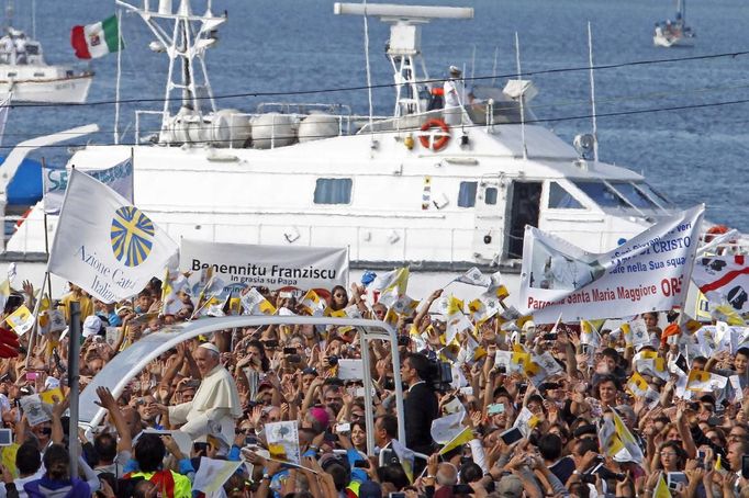 Dav v Cagliari pozdravuje papeže Františka.