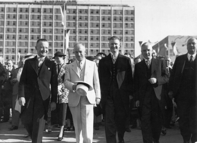 Ministr Edvard Beneš na návštěvě Zlína v roce 1935. Na sn. zleva: starosta Zlína Dominik Čipera, Edvard Beneš a Jan Antonín Baťa.