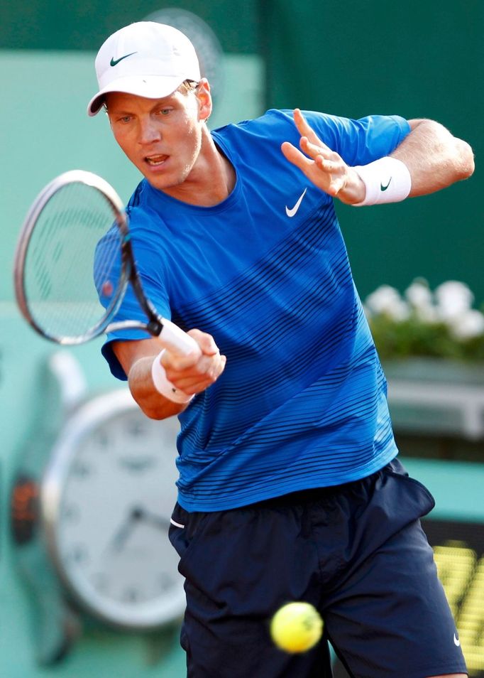 Český tenista Tomáš Berdych vrací míček Argentinci Juanu Martinovi Del Potrovi během osmifinále French Open 2012