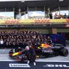 Konec sezony je i časem na týmové fotografie. Zde je celý Red Bull