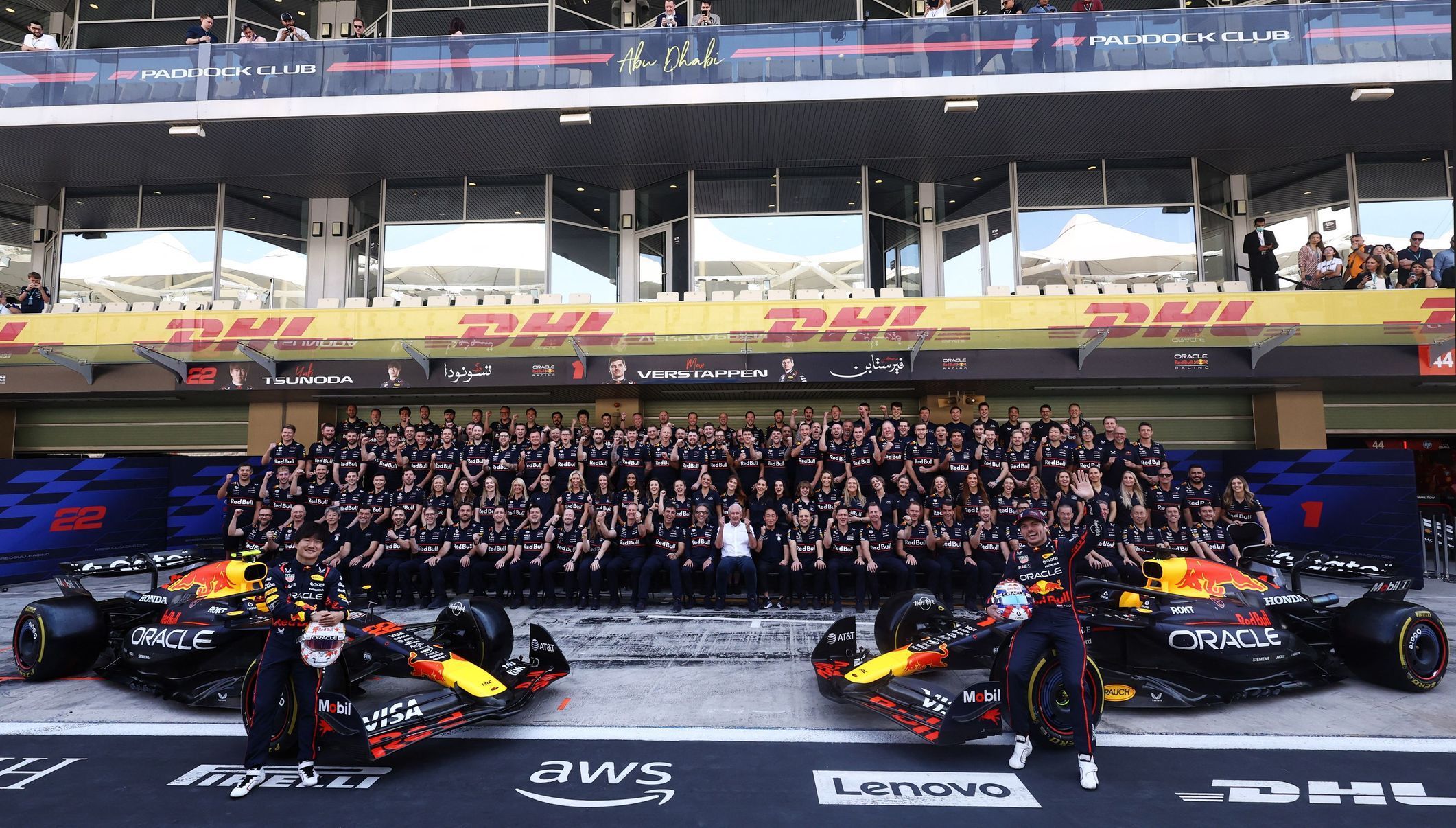 Konec sezony je i časem na týmové fotografie. Zde je celý Red Bull