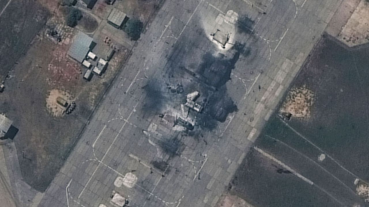 Satelitní fotografie potvrdily zničení ruských letadel na okupovaném Krymu
