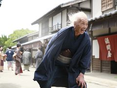 Min Tanaka hraje staršího Hokusaie.