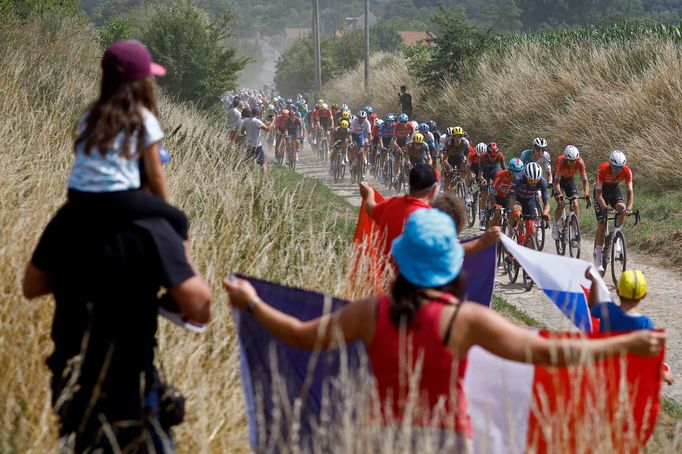 Fanoušci sledují peloton v páté etapě Tour de France 2022.