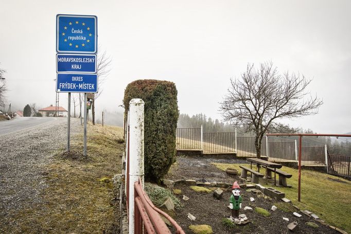 Hraniční přechod, Bílá-Klokočov, v osadě Konečná „čestná stráž" za času nejtvrdšího covid lockdownu, duben 2021