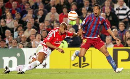 Ronaldinho bojuje o míč s Luisaem