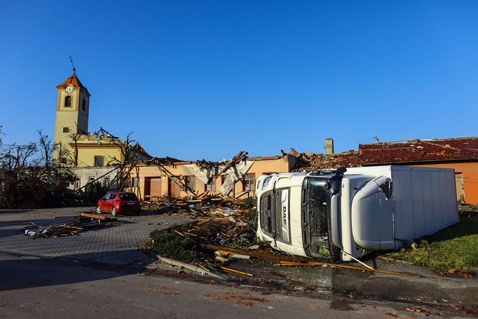 V pátek ráno byla poprvé v denním světle vidět zkáza, jakou ničivá bouře v jihomoravských vesnicích napáchala (na snímku je Moravská Nová Ves).