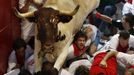 A steer jumps over the crowd of runners blocking the entrance to the bullring during the second running of the bulls of the San Fermin festival in Pamplona July 8, 2012. There were no injured runners in the run that lasted two minutes and twenty nine seconds, according to local media. REUTERS/Susana Vera (SPAIN - Tags: SOCIETY ANIMALS) Published: Čec. 8, 2012, 8:25 dop.