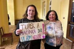 Prezidenta prosily, ať nejmenuje Turka a Macinku. Pak ale překvapily, koho samy volí
