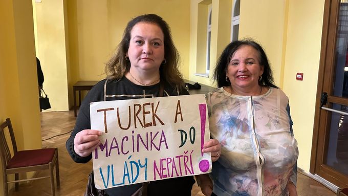 Aktuálně.cz mluvilo s matkou a dcerou, které přinesly na besedu s prezidentem Petrem Pavlem protestní nápis. Video zachycuje i jejich dotaz na Pavla.