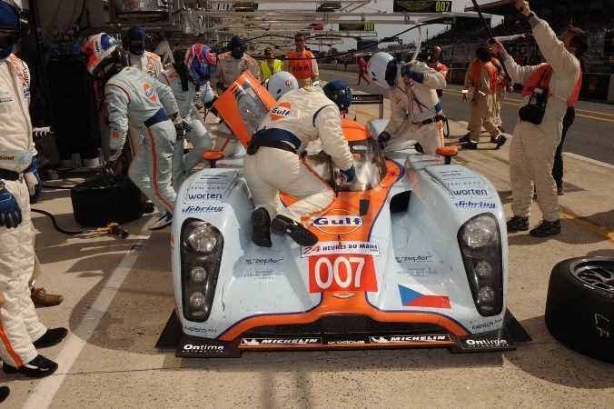 Aston Martin posádky Tomáše Engeho a Jana Charouze na trati v Le Mans.