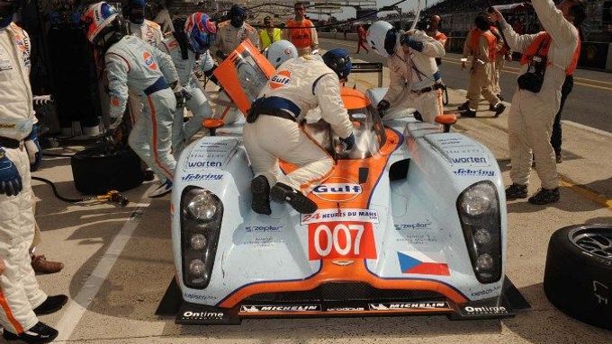 Aston Martin posádky Tomáše Engeho a Jana Charouze na trati v Le Mans.