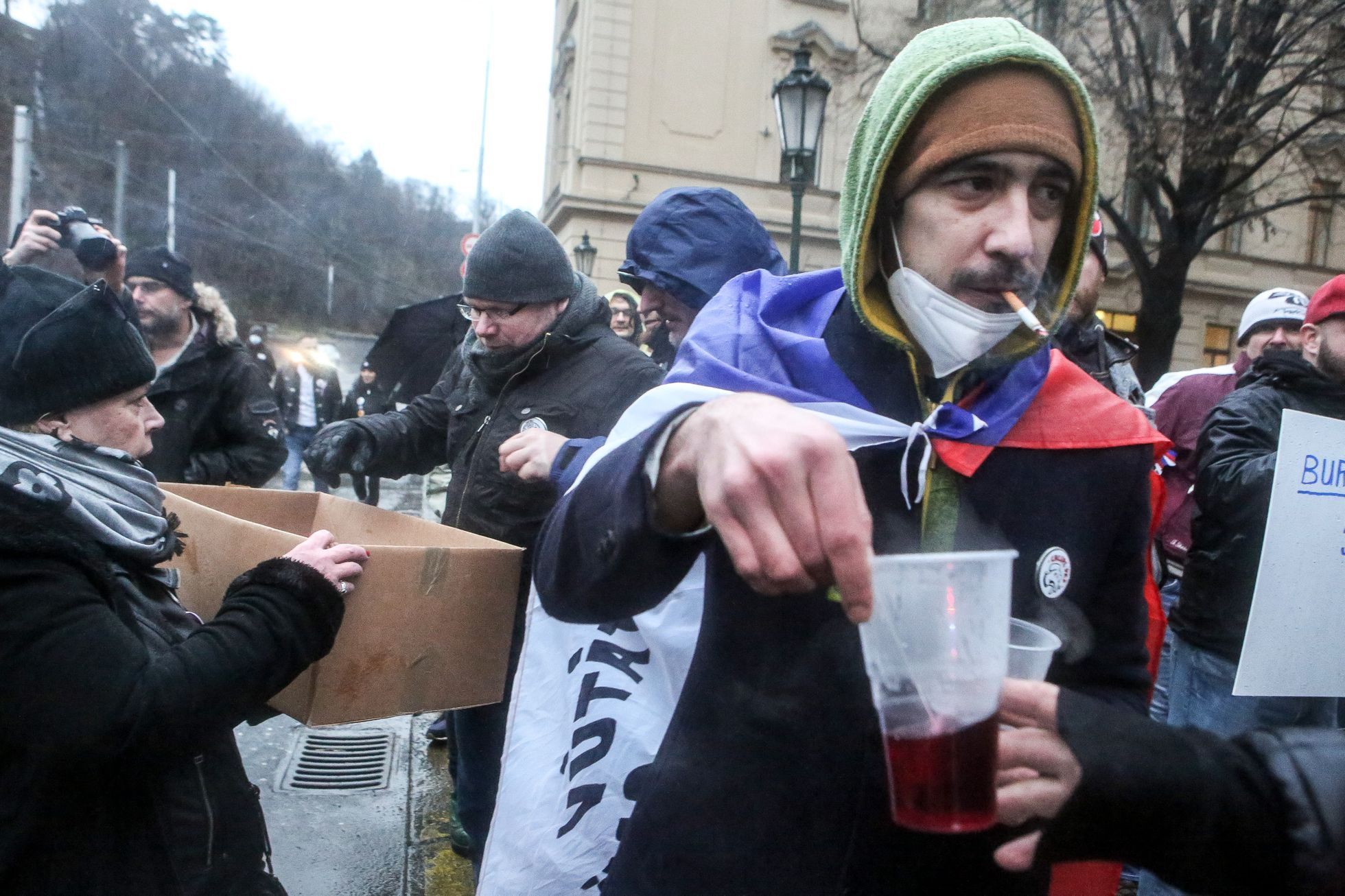 Protest / demonstrace proti vládním koronavirovým opatřením, blokáda Úřadu vlády, otevřené Česko