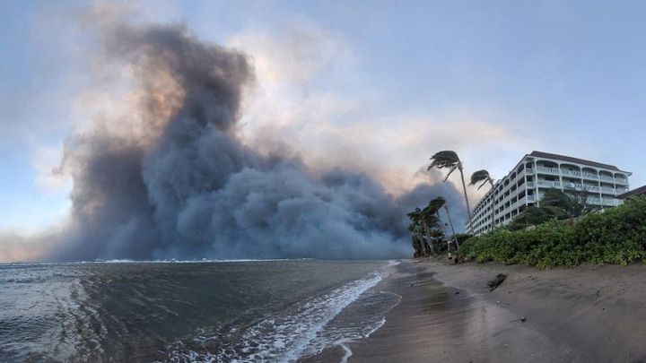 Požáry na havajském ostrově Maui mají už 36 obětí. Lidé prchali i do moře