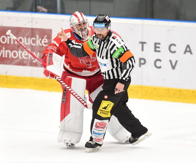 Hokejový rozhodčí Pavel Hodek a olomoucký brankář Jan Lukáš.