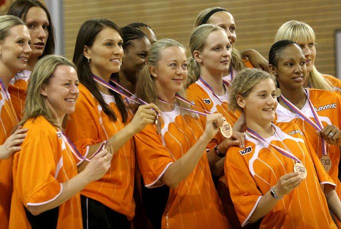 Hráčky UMMC Jekatěrinburg s medailemi za třetí místo, které získaly po dramatickém závěru utkání s klubem Bourges Basket 70:69.