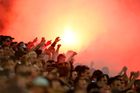 Běsnící fanoušci v Brazílii: Vytrhané sedačky a dělobuchy. Policie evakuovala stadion