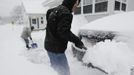 Kevin Connolley (R) and his father Ed, work to clear the sidewalk of snow during a blizzard in Medford, Massachusetts February 9, 2013. REUTERS/Jessica Rinaldi (UNITED STATES - Tags: ENVIRONMENT) Published: Úno. 9, 2013, 3:12 odp.