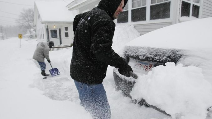 Kevin Connolley (R) and his father Ed, work to clear the sidewalk of snow during a blizzard in Medford, Massachusetts February 9, 2013. REUTERS/Jessica Rinaldi (UNITED STATES - Tags: ENVIRONMENT) Published: Úno. 9, 2013, 3:12 odp.