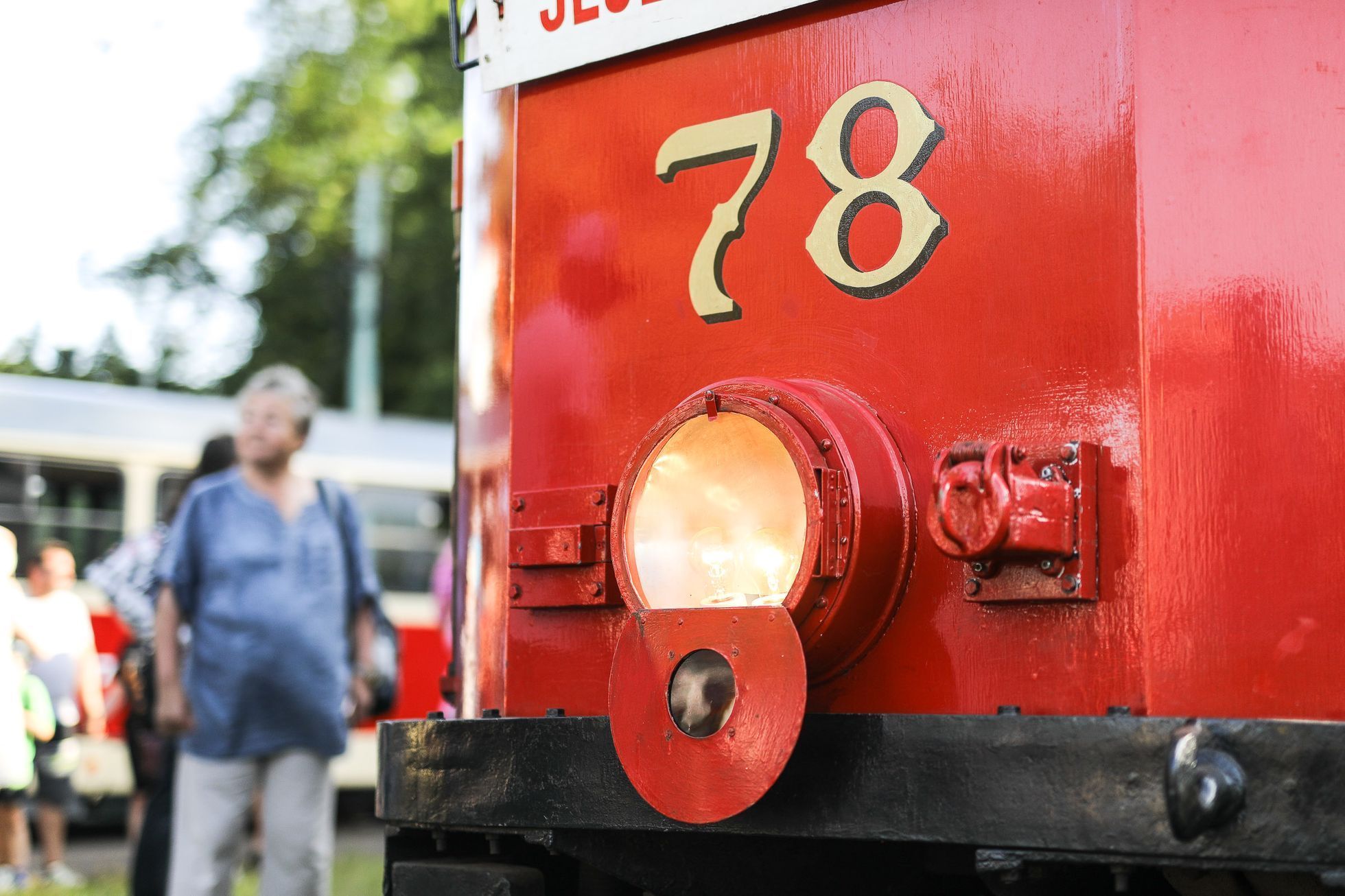 Průvod tramvají, tramvaj, trať Jablonec nad Nisou - Liberec, loučení, rozchod kolejí 1000 milimetrů, šotouš