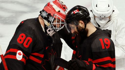 Hokejisté Kanady Eddie Pasquale a Eric O'Dell slaví vítězství nad Německem