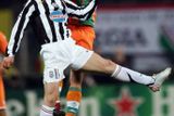 Pavel Nedvěz z Juventusu Turín bojuje o míč s Torstenem Fringsem z Werderu Brémy.