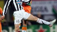 Pavel Nedvěz z Juventusu Turín bojuje o míč s Torstenem Fringsem z Werderu Brémy.