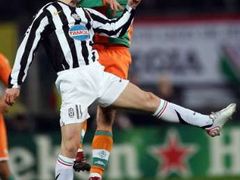 Pavel Nedvěz z Juventusu Turín bojuje o míč s Torstenem Fringsem z Werderu Brémy.