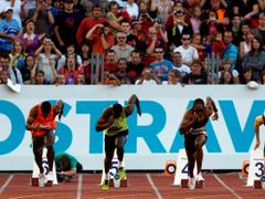 Start sprintu na 100 metrů na mítinku Zlatá tretra v Ostravě, který suverénně vyhrál Usain Bolt.