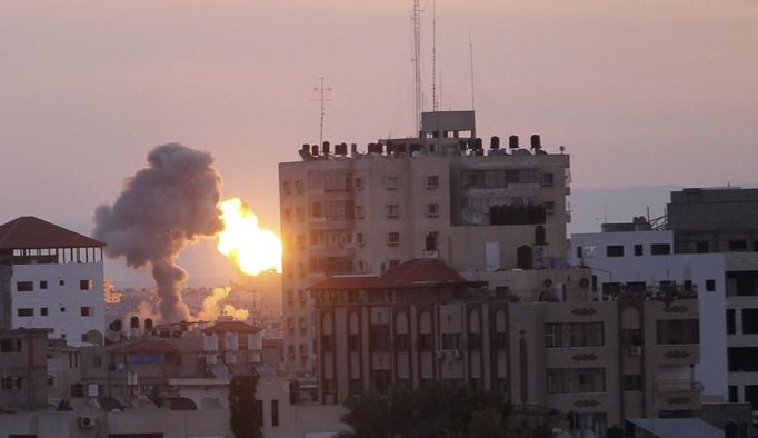 Smoke rises after Israeli air strikes in Gaza City November 16, 2012. Egypt's Prime Minister Hisham Kandil prepared to visit the Gaza Strip on Friday in an unprecedented display of solidarity with Hamas militants embroiled in a new escalation of conflict with Israel that risks spiralling into all-out war. Israel will suspend military action in the Gaza Strip on Friday during a short visit to the Palestinian territory by Kandil, Israeli Prime Minister Benjamin Netanyahu said. REUTERS/Ahmed Zakot (GAZA - Tags: CIVIL UNREST MILITARY POLITICS) Published: Lis. 16, 2012, 6:40 dop.