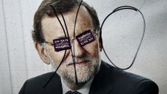 Poničený plakát předsedy Lidové strany a španělského premiéra Mariana Rajoye. Na očích má samolepky strany Podemos.