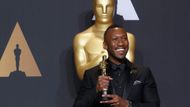 Mahershala Ali s Oscarem za nejlepší výkon ve vedlejší roli (Moonlight). Ztvárnil roli drogového dealera a náhradního otce dospívajícího černošského chlapce s homosexuální orientací.