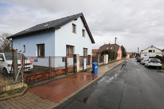 Dům, do kterého si přišli policisté pro Karla Kopáče, nový majitel zcela rekonstruoval.