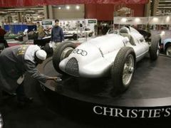 Ferdinand Porsche získal za svůj výtvor od Hitlera v roce 1937 řád.