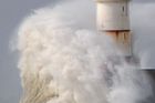 Bouře zvedla obří vlny a potopila v Baskicku 50 lodí