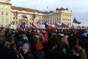 Mezinárodní akce antiislámské Pegidy se odehrávala i v Praze na Hradčanském náměstí