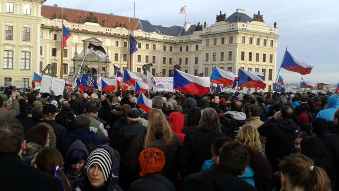 Mezinárodní akce antiislámské Pegidy se odehrávala i v Praze na Hradčanském náměstí
