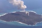 Sopka chrlící lávu vytvořila nový ostrov. Stále se zvětšuje