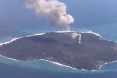 Sopka chrlící lávu vytvořila nový ostrov. Stále se zvětšuje