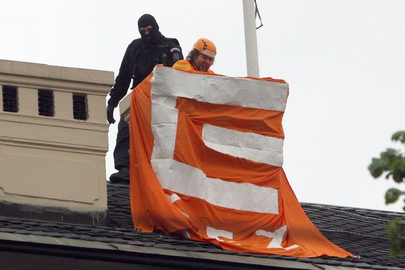 Greenpeace znova na střeše sídla vlády.