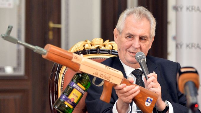 Miloš Zeman loni při návštěvě Plzeňského kraje, kde dostal darem samopal s nápisem "na novináře".