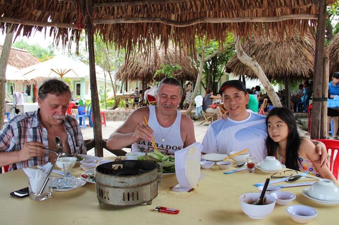 Oběd s českými architekty a přáteli a dcerou na pláži bai Sao ve Phu Quoc