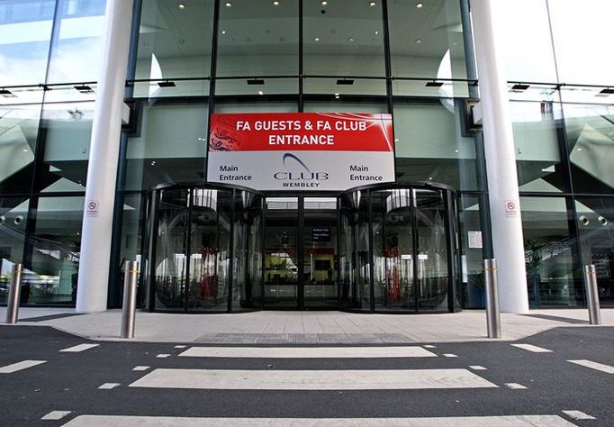 Hlavní vchod v přízemí stadionu Wembley.