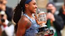 Coco Gauffová s trofejí pro vítězku French Open 2025