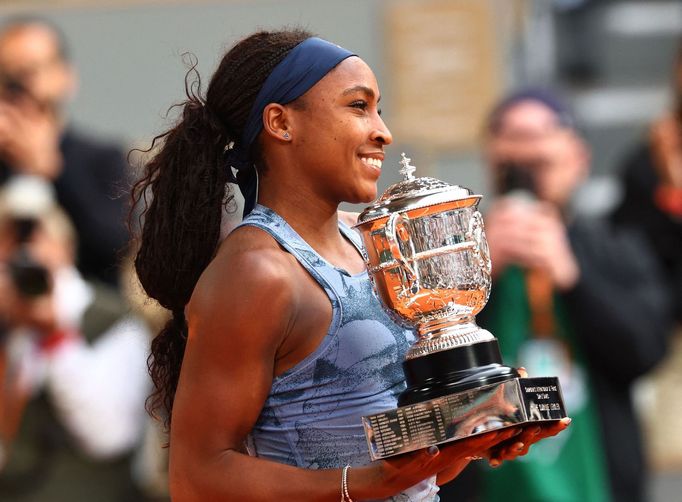 Coco Gauffová s trofejí pro vítězku French Open 2025