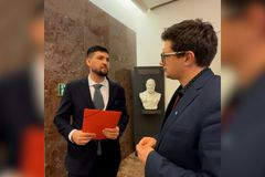 Označil Pavla za "tupého špiona", motorista už se poučil. Co další mladí ve sněmovně?